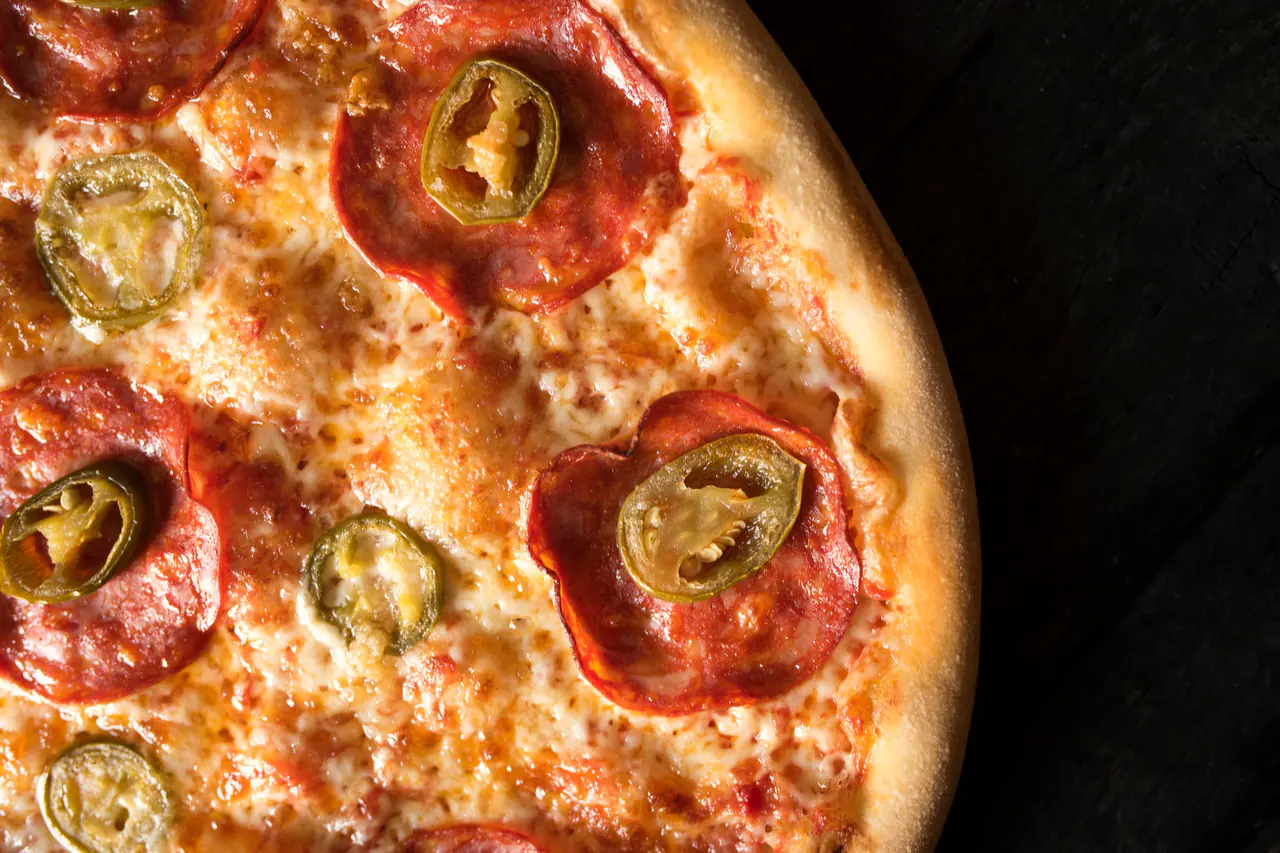 Pizza cu salam picant și ardei iute, foarte aproape