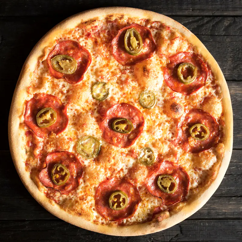 Pizza cu salam picant văzută de sus
