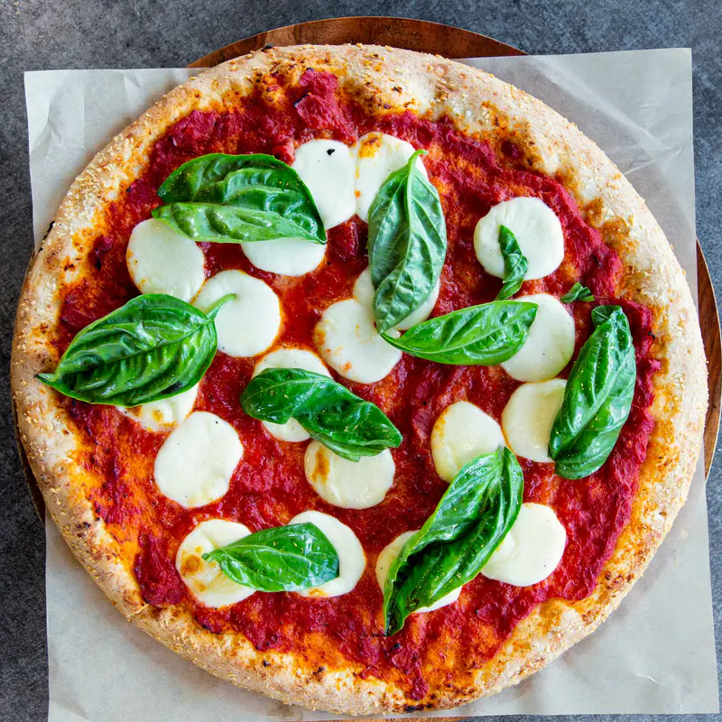 Pizza margherita cu mozzarella și frunze de busuioc