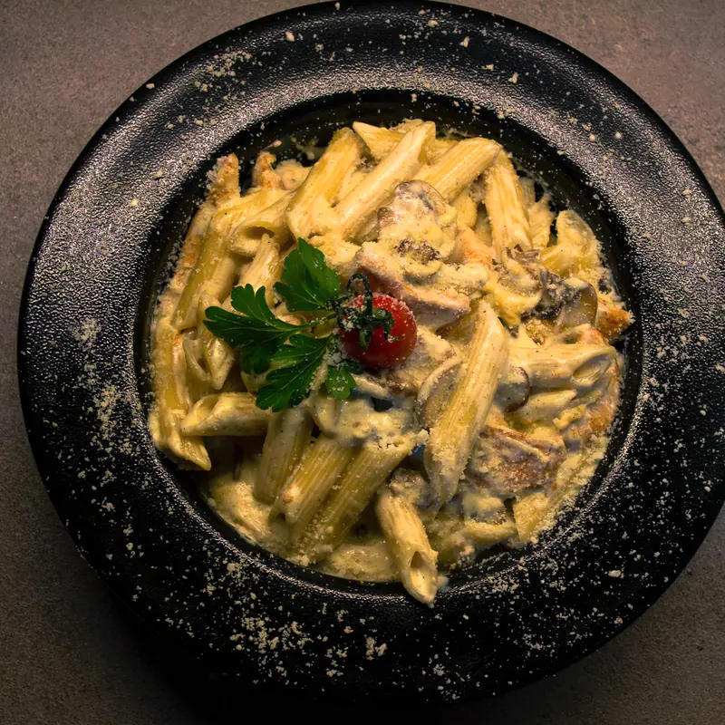 Penne în sos cremos cu ciuperci