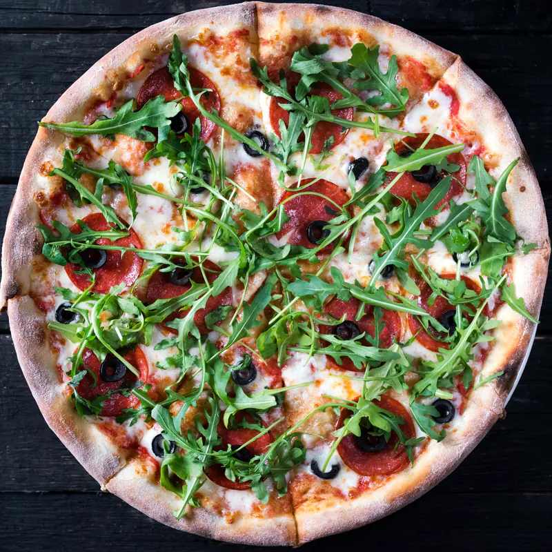 Pizza cu rucola, salam și măsline